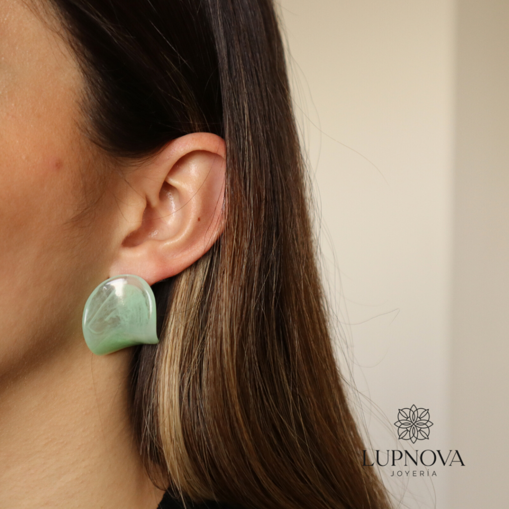 Aretes tipo stud de acrílico irregular menta fit