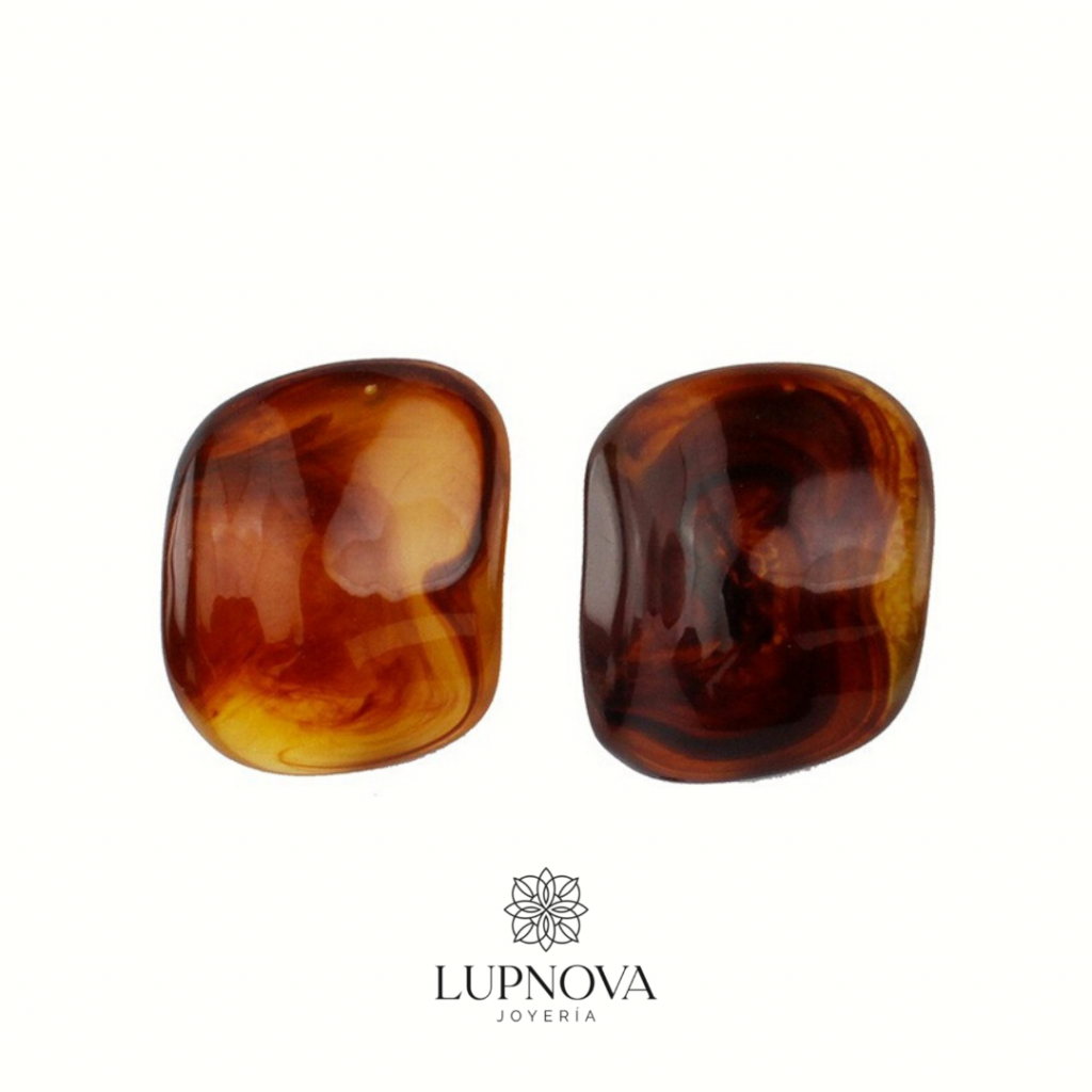 Aretes tipo stud de acrílico irregular café