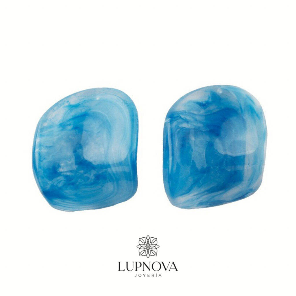 Aretes tipo stud de acrílico irregular azul