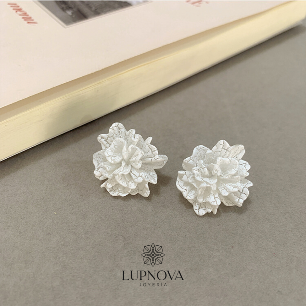 Aretes de flor apariencia quebradiza