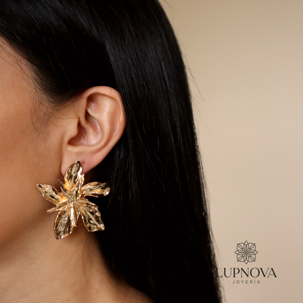 Aretes flor tridimensional grande dorado fit