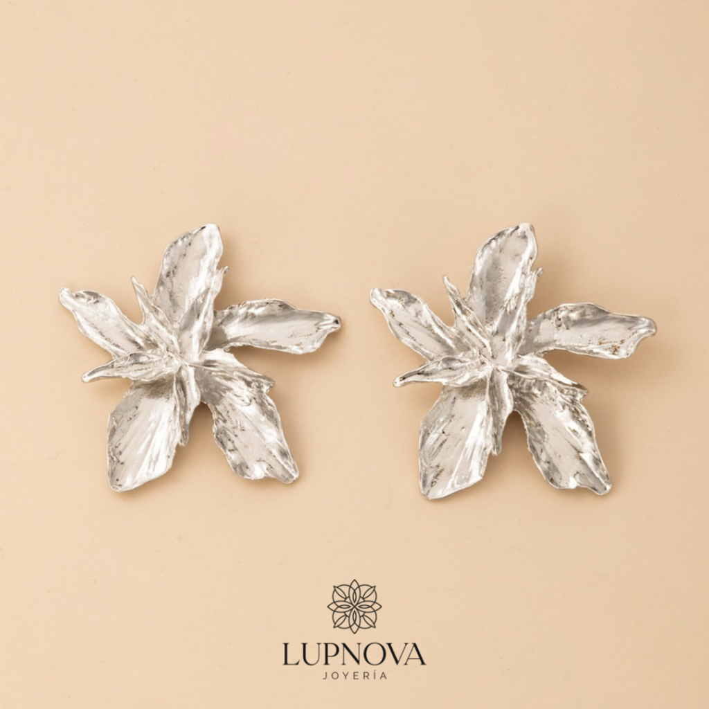 Aretes flor tridimensional grande plateado