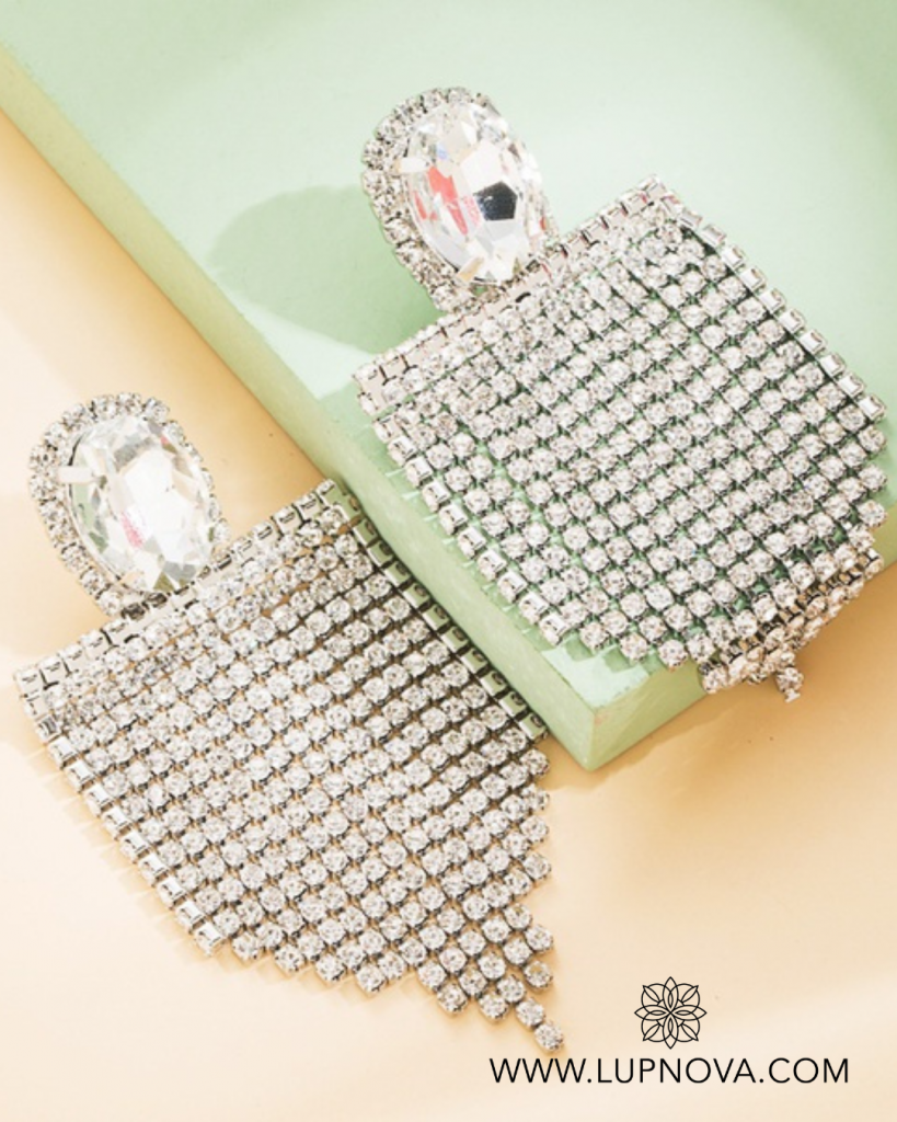 Aretes banderolas de borlas blanco