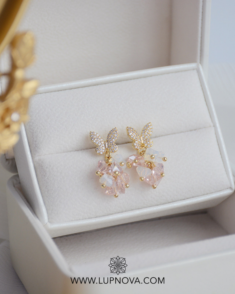 Aretes pompones con mariposa