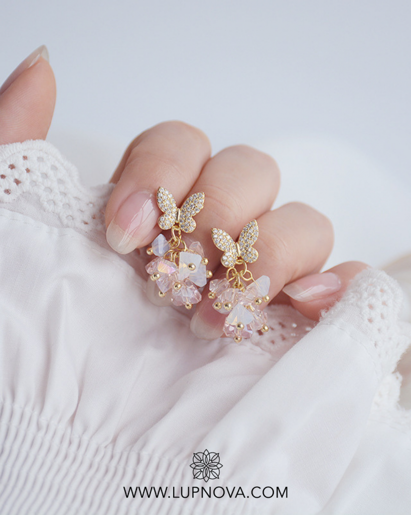 Aretes pompones con mariposa