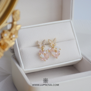 Aretes pompones con mariposa