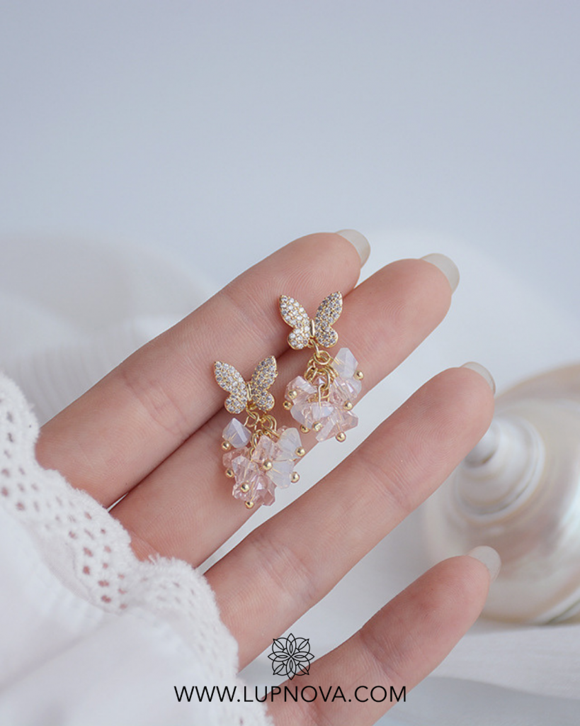 Aretes pompones con mariposa