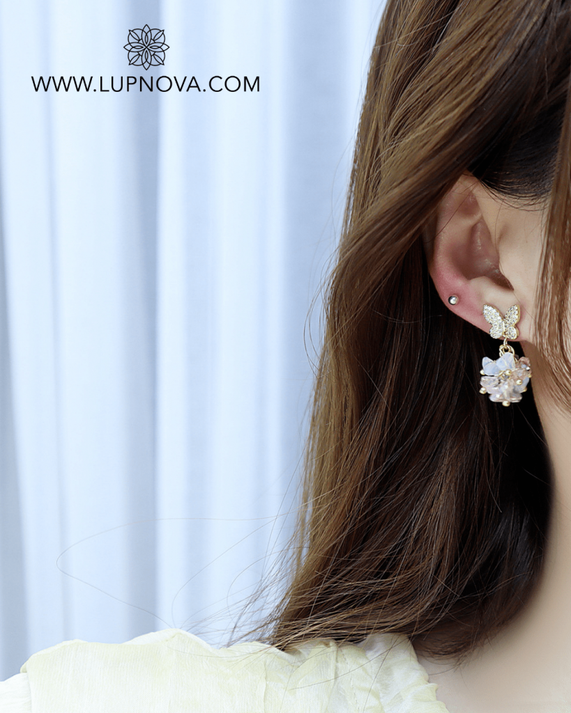 Aretes pompones con mariposa