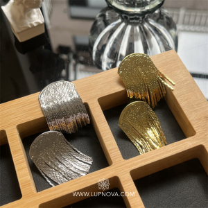 Aretes de hilos metálicos