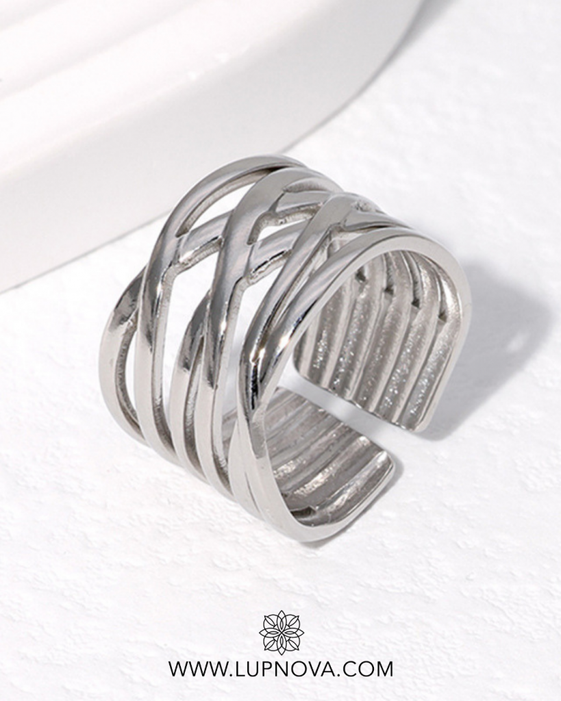 Anillo hilos entrelazados