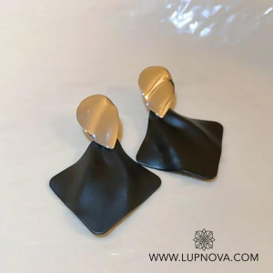 Aretes black paper