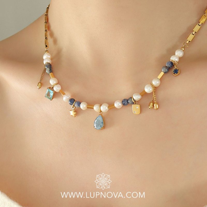 Collar de perlas y charms
