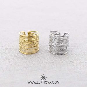Anillo hilos tejidos